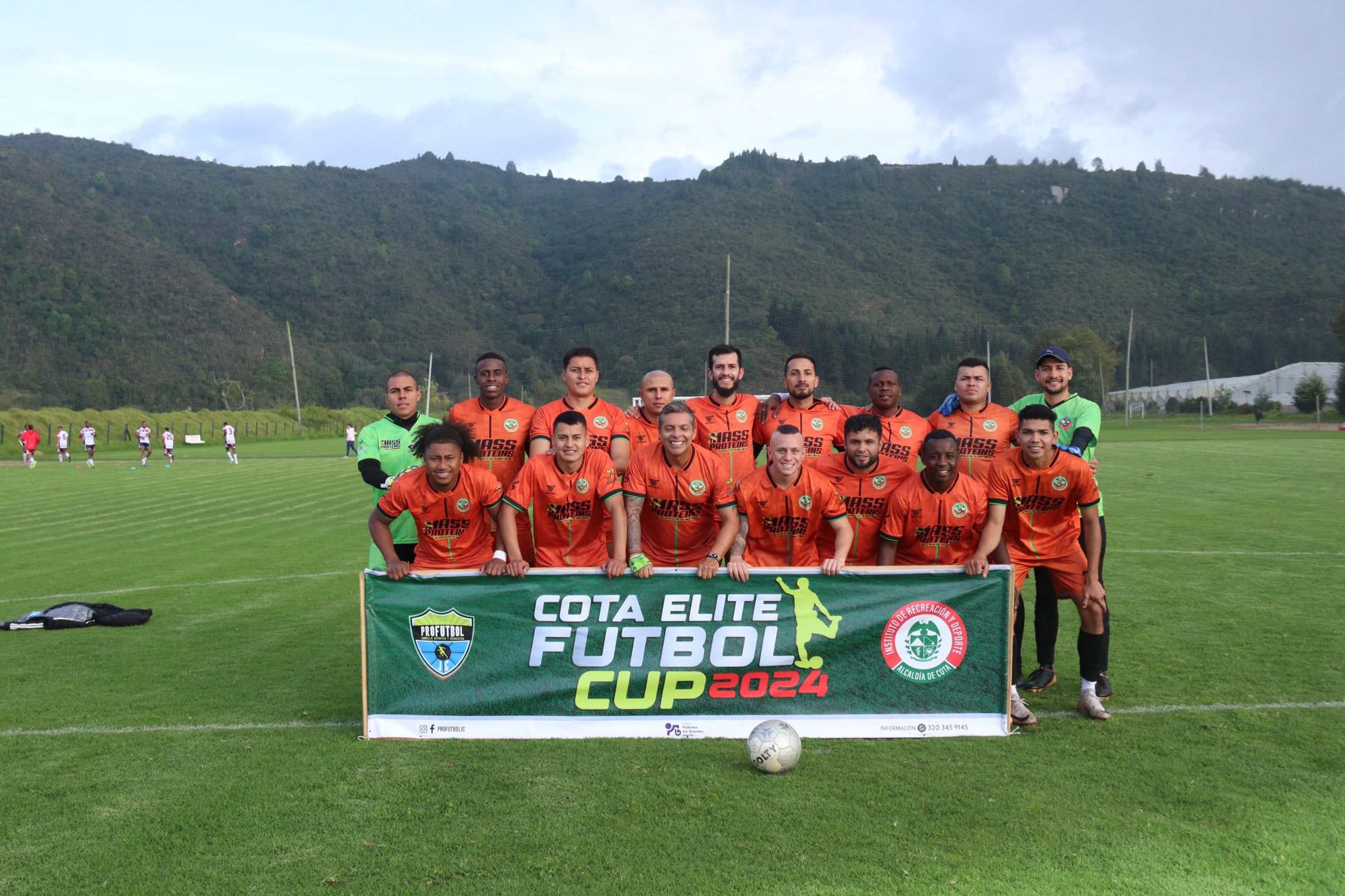 Equipo de fútbol posando con un banner en un torneo de Profutbol JC.