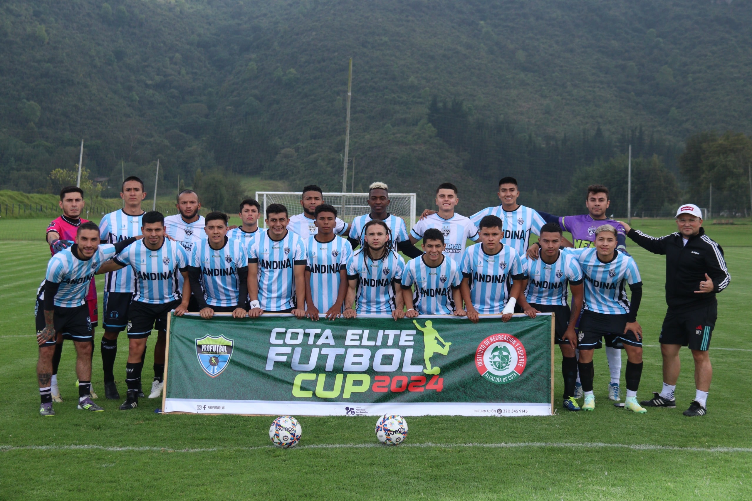Equipo campeón del torneo Cota Elite Futbol Cup posando en la cancha de Profutbol JC.