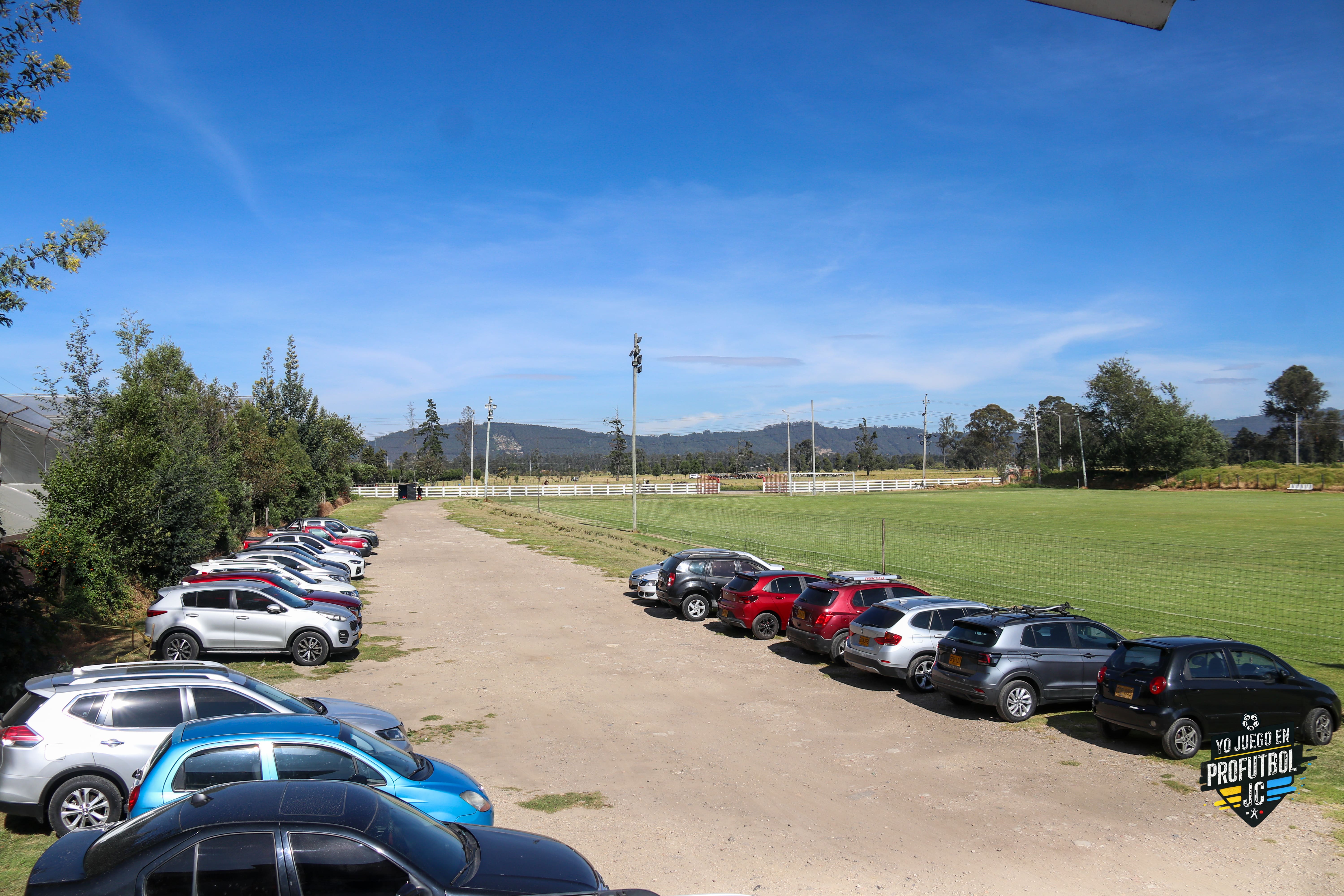 Zona de parqueadero amplia junto a las canchas de Profutbol JC.